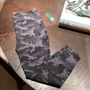 Brand New Black and Gray Camo Leggings Large